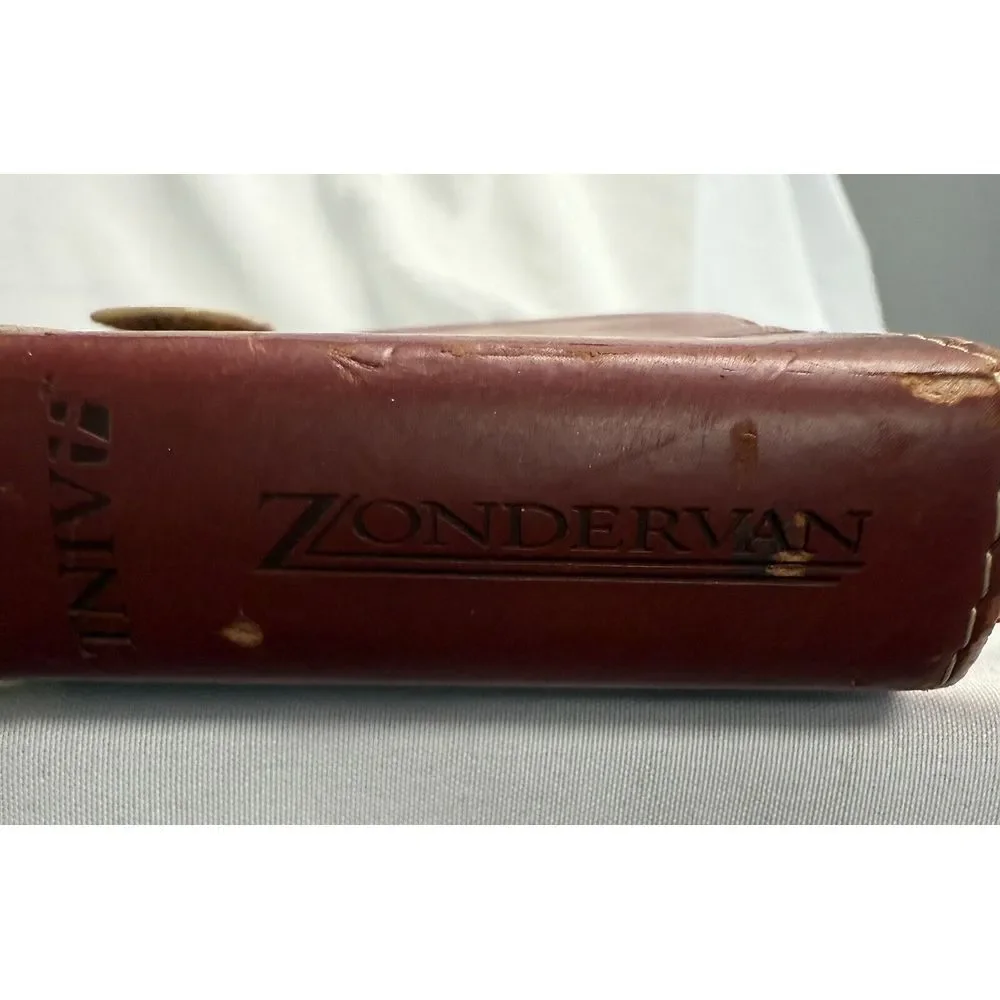 Holy BIBLE Todays TNIV Burgandy Ivory LEATHER 2005 Zondervan Magnetic‎ Closure